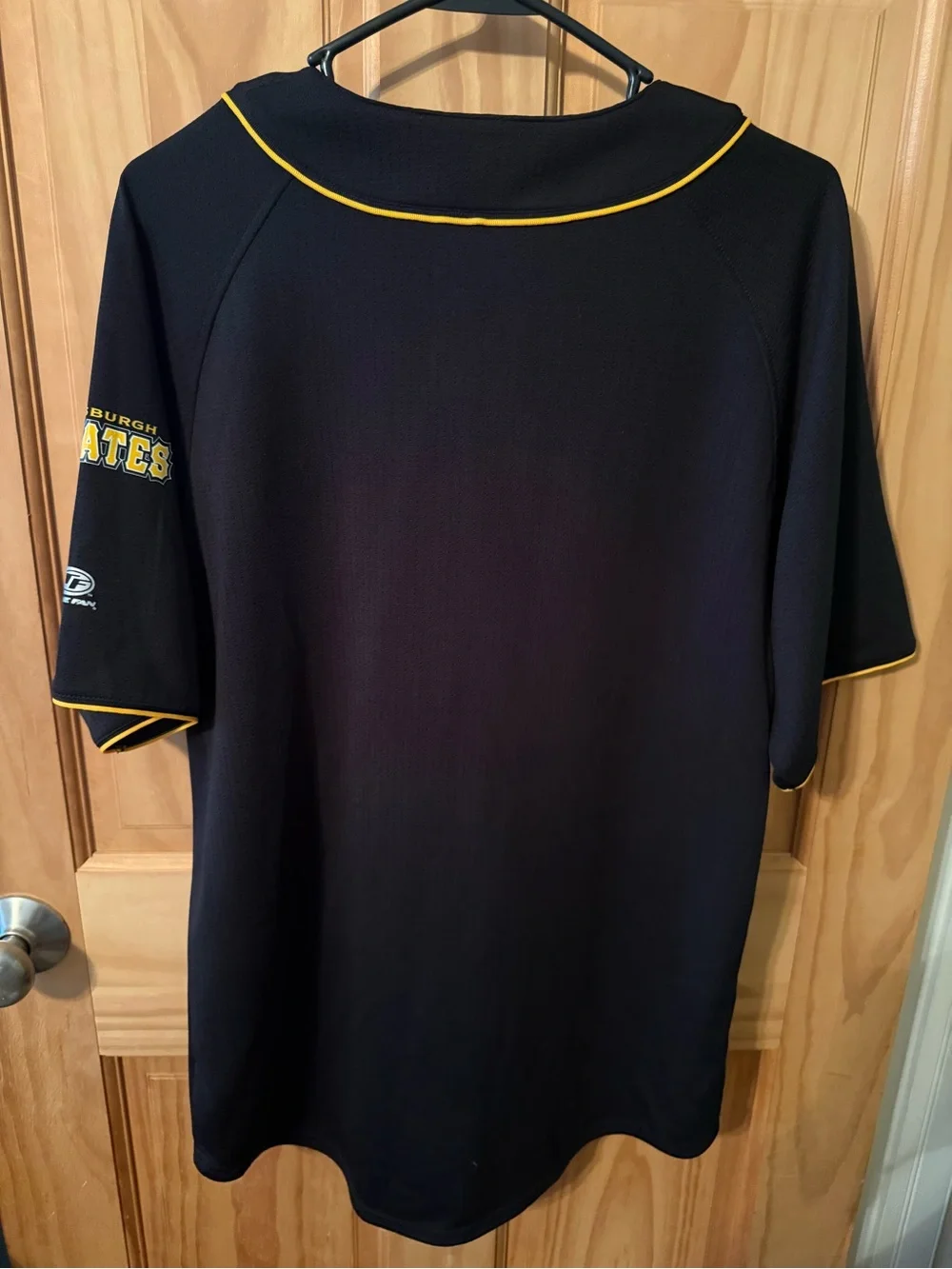 Like New, Men’s Size Medium (38-40) Pittsburgh Pirates Button Up Jersey